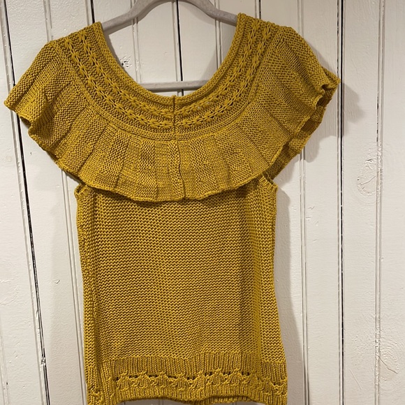Anthropologie knitted Mustard Yellow Knit Top With Ruffle Detail in front.
Sz:M - Picture 5 of 6